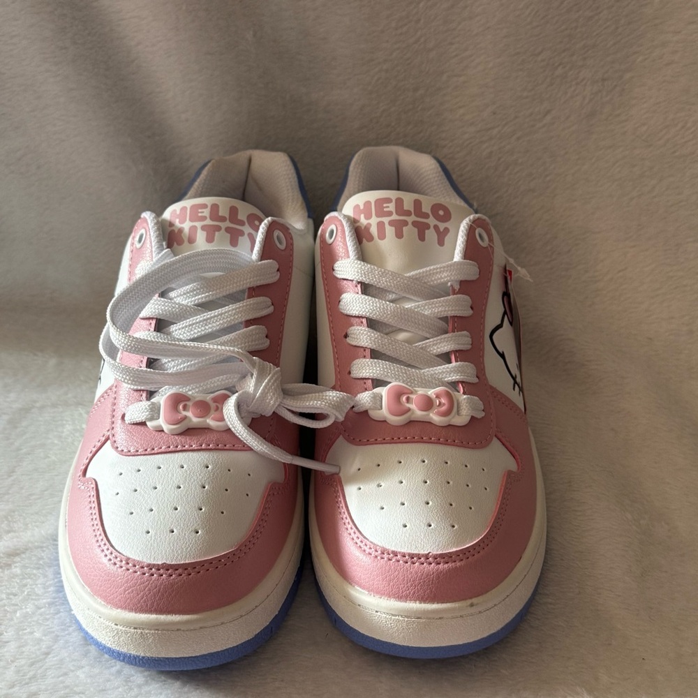 Hello Kitty White and Pink Women’s Size 10 Lace Up‎ Shoes New - Picture 3 of 10
